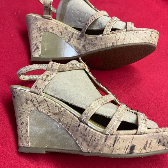 White Mountain Cream Wedge Shoes with Supportive Design - Picture 3 of 5